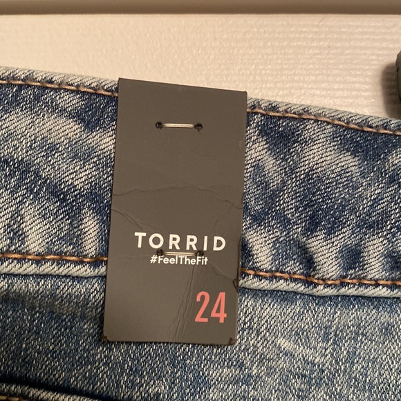 Brand New Torrid Light Wash Shorts..size 24 - Picture 5 of 5